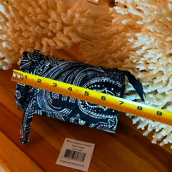 Vera Bradley - CELLPHONE HOLDER. WALLET TOO - NWT. A MUST! - Picture 8 of 10